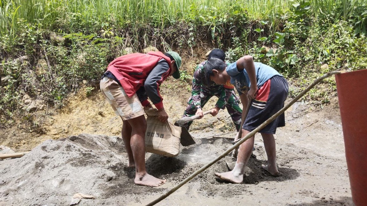 Babinsa Koramil 2208/Nyalindung Bantu Pembangunan Rumah Warga di Desa Neglasari