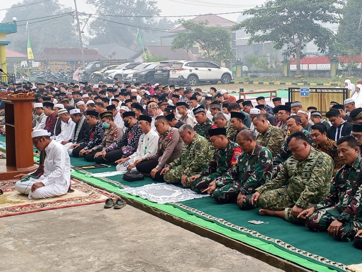 Sholat Istisqa di Balai Karangan, TNI dan Masyarakat Sekayam Bersatu Memohon Hujan serta Akhiri Kabut Asap