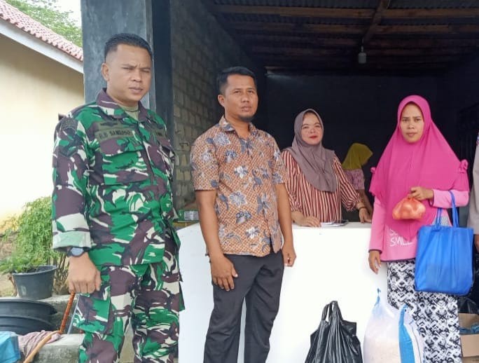 Babinsa Dampingi Penyaluran Bansos Pangan di Desa Buniasih