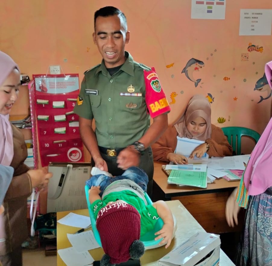 Babinsa Sekarsari Dampingi Kegiatan Posyandu di Kecamatan Kalibunder