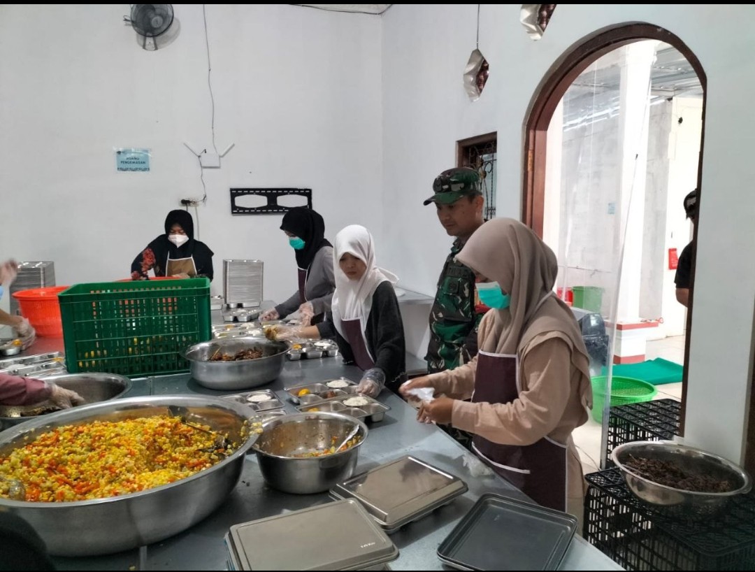 Babinsa Desa Sagaranten Dampingi Dapur Makanan Bergizi Gratis