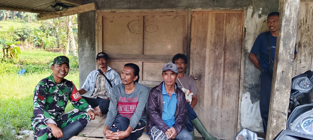 Babinsa Sukarame Laksanakan Komsos, Pererat Silaturahmi dengan Warga