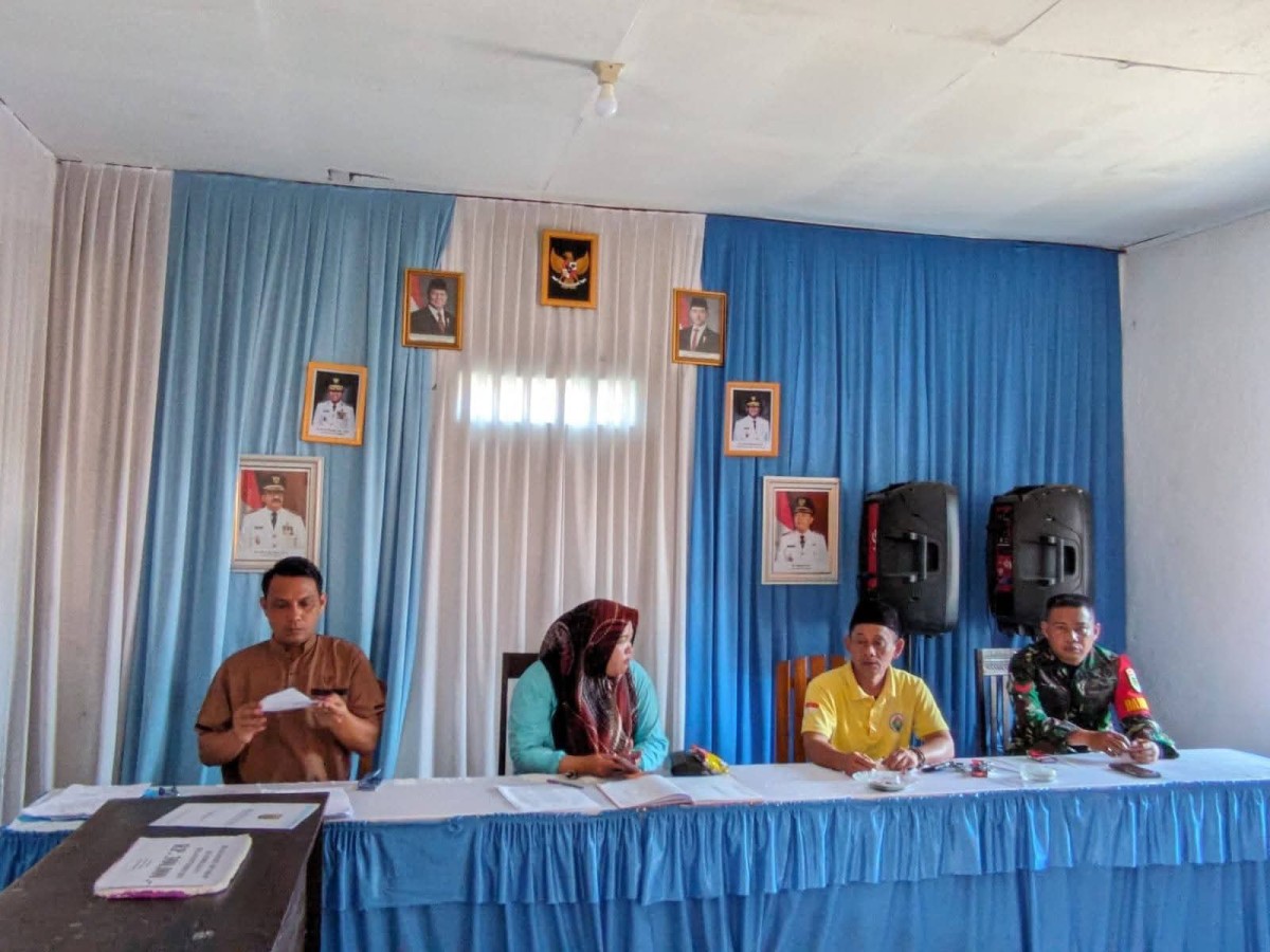 Babinsa Banyumurni Dampingi Musyawarah di Kantor Desa
