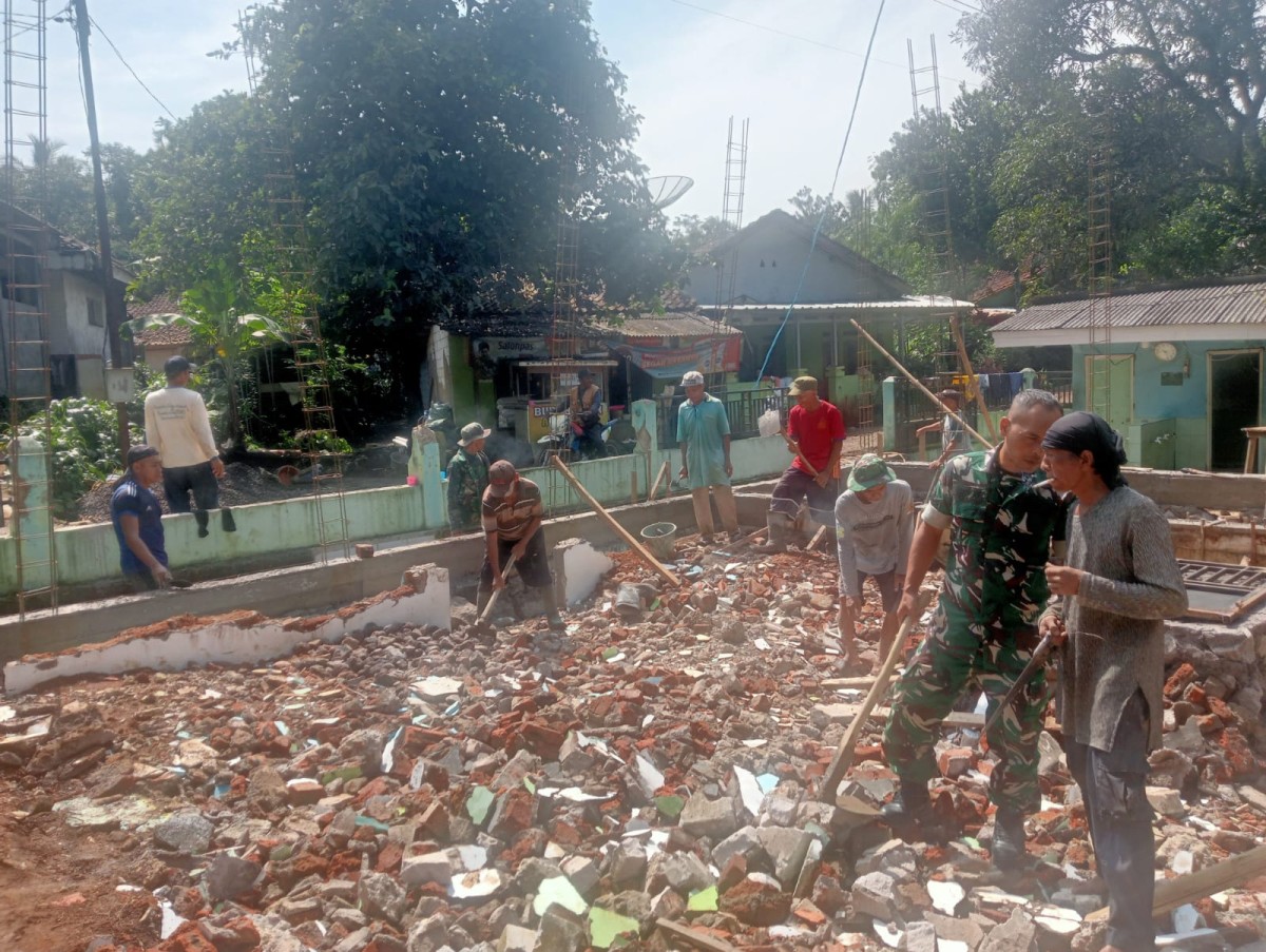 Babinsa Desa Sukajadi Bersama Warga Laksanakan Kegiatan Bakti di Wilayah Binaan