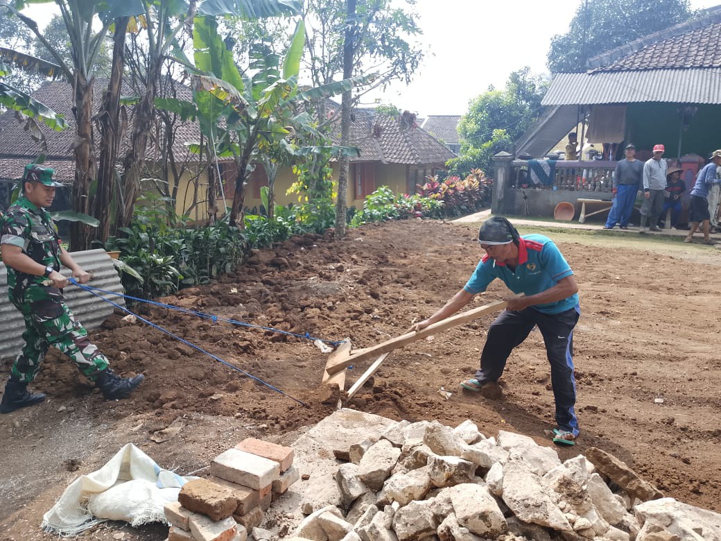 Babinsa Nyalindung Bersama Warga Laksanakan Bakti Pengerukan Tanah di Kampung Cirawa