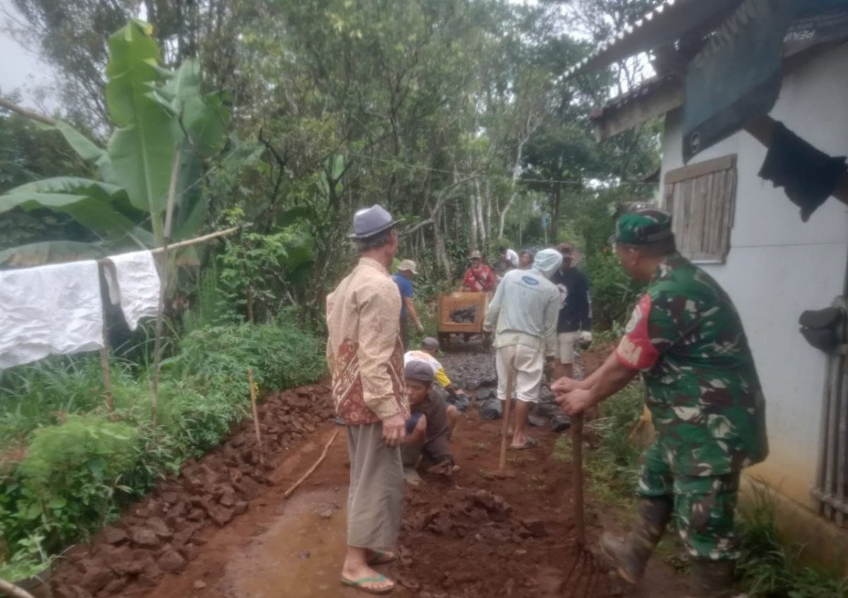 Babinsa Margaluyu Bersama Warga Laksanakan Karya Bakti Pengerasan Jalan Desa