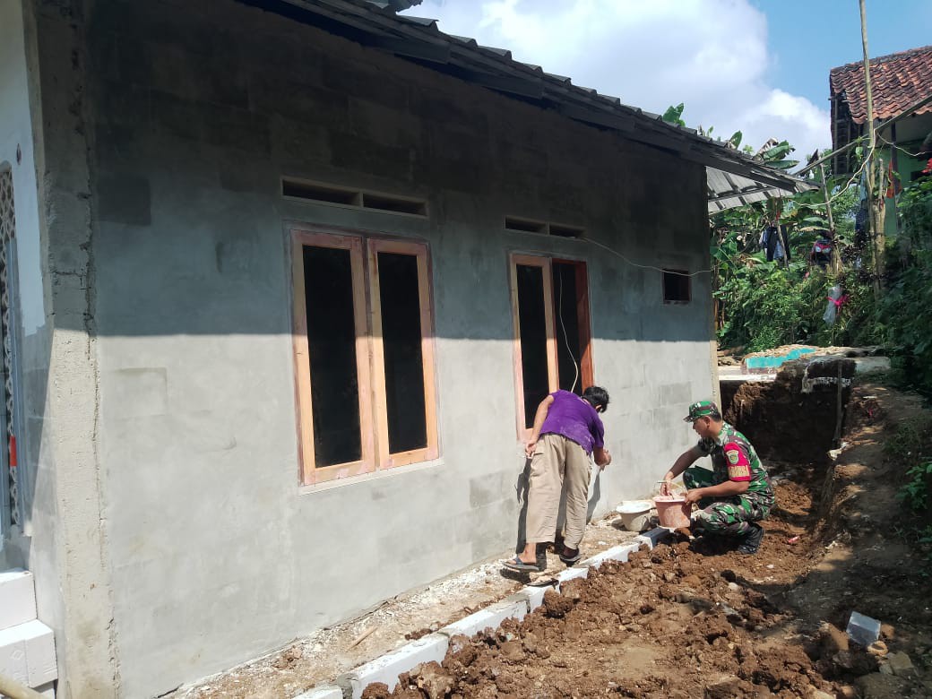 Babinsa Koramil 2206/Parakansalak Laksanakan Karya Bakti Perbaikan Majelis Taklim di Desa Lebaksari