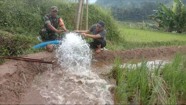 Babinsa Cihamerang Dampingi Kelompok Tani Lakukan Pengecekan Mesin Pompa Air