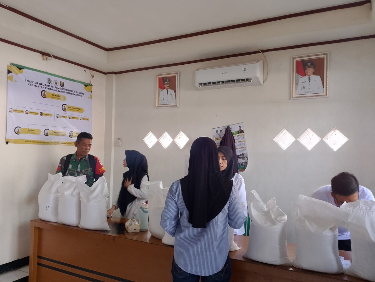 Babinsa Desa Cijambe Dampingi Penyaluran Bansos Pangan kepada Warga