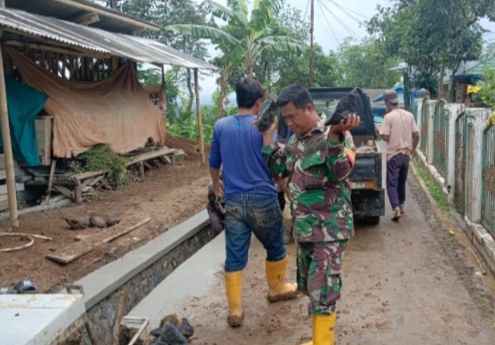 Babinsa Parakansalak Laksanakan Karya Bakti Perbaikan Parit Bersama Warga