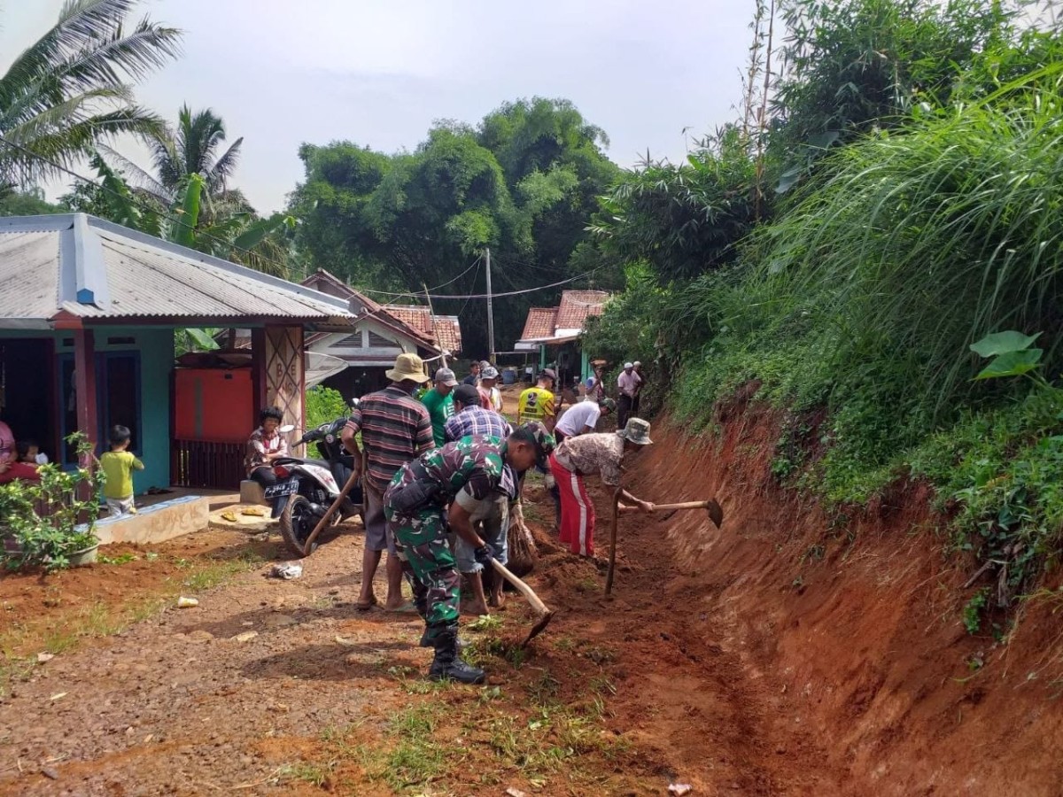 Babinsa Panumbangan Bersama Warga Laksanakan Karya Bakti Bersihkan Lingkungan Jalan Desa