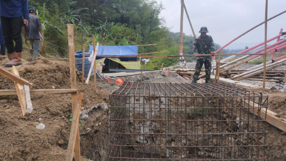 Babinsa Bojongsari Bersama Warga Persiapkan Pengecoran Pondasi Jembatan Garuda