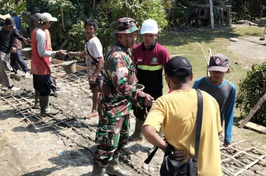 Babinsa Sumberjaya Bersama Warga Gelar Karya Bakti Perbaikan Jalan di Kampung Cilulut