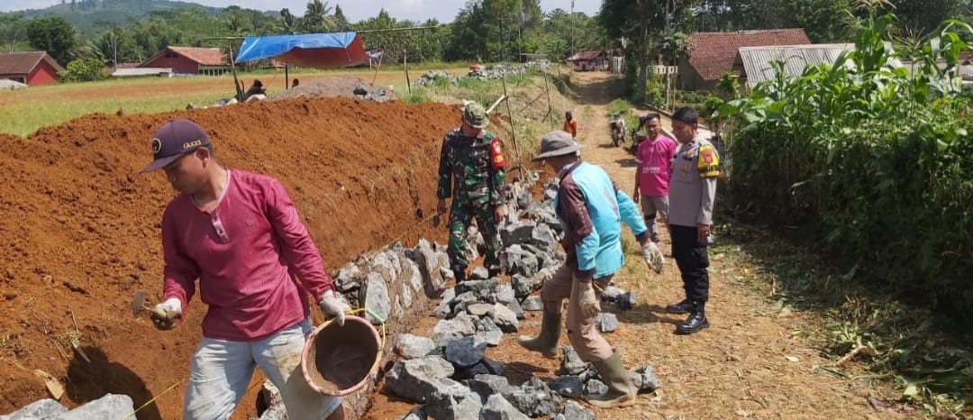 Babinsa Bersama Warga Laksanakan Karya Bakti Pembangunan TPT di Desa Tegallega