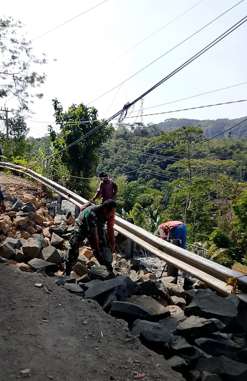 Babinsa Cikaranggeusan Bersama Warga Gelar Kegiatan Bakti, Wujudkan Kepedulian terhadap Lingkungan