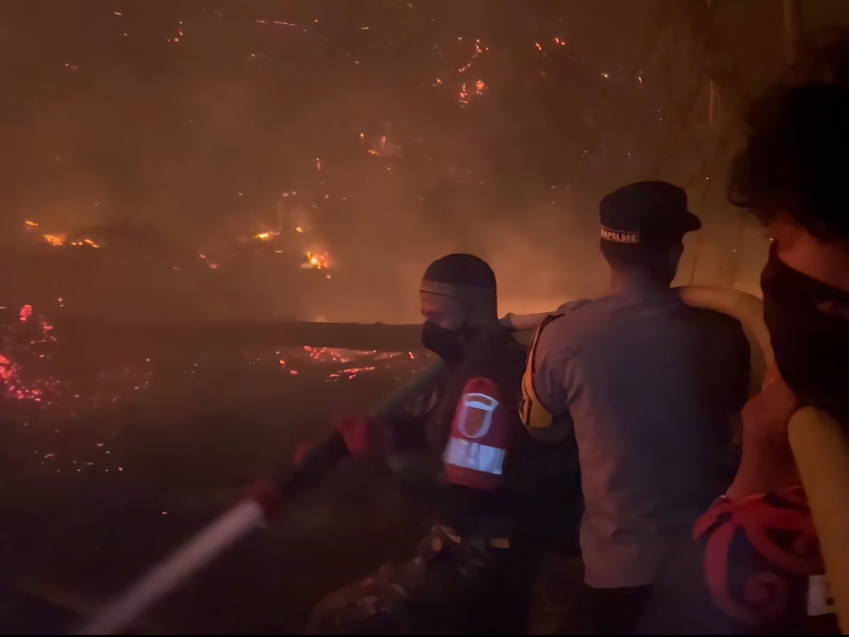 Babinsa dan Tim Gabungan Bergerak Cepat Padamkan Karhutla di Gunung Seteleng