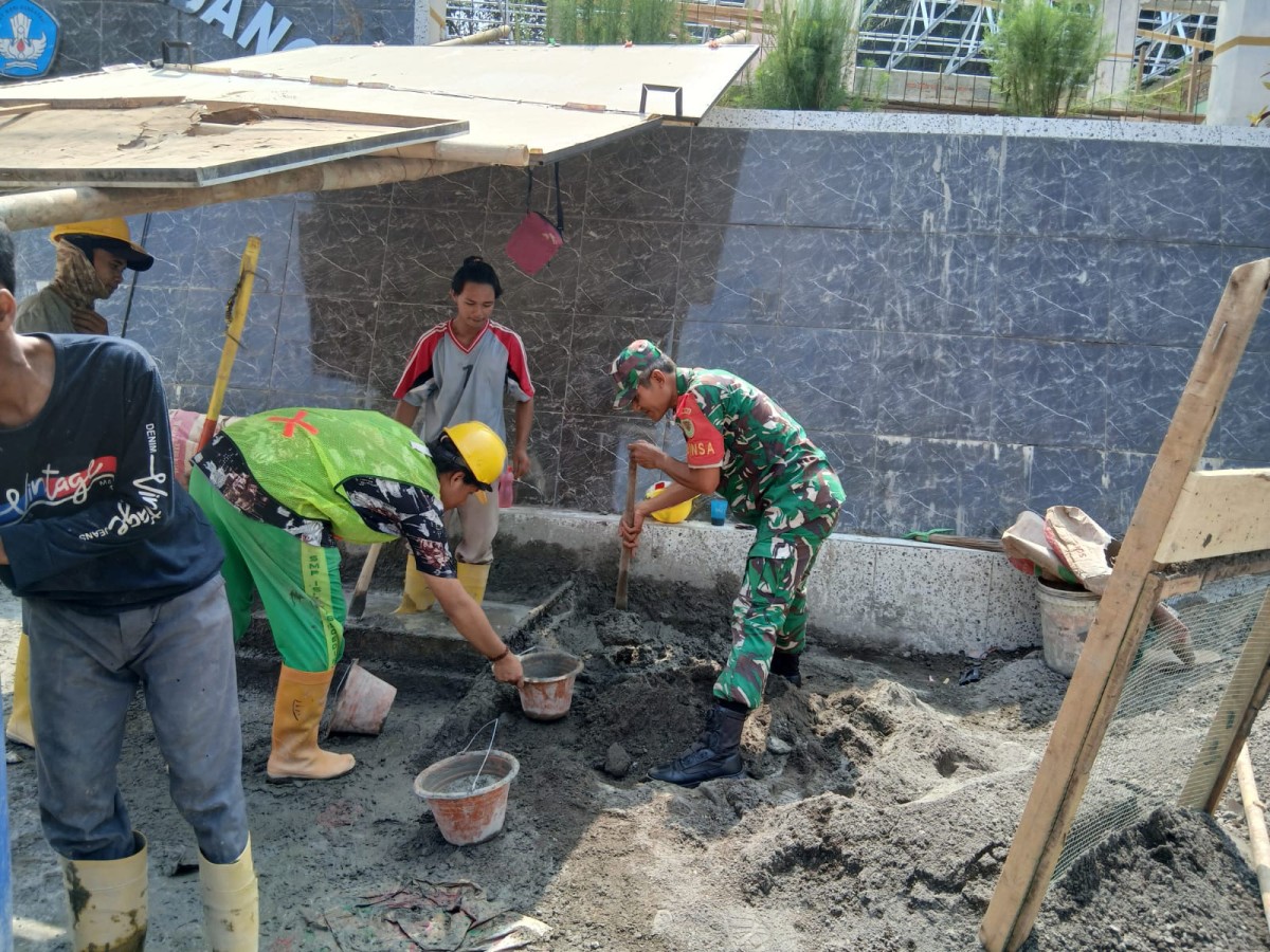 Babinsa Cikidang Bersama Warga Laksanakan Bakti Perehaban SDN 1 Cikidang