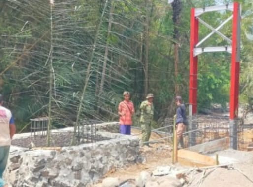 Babinsa Gunungbentang Bersama Warga Laksanakan Karyabakti Pembuatan Jembatan