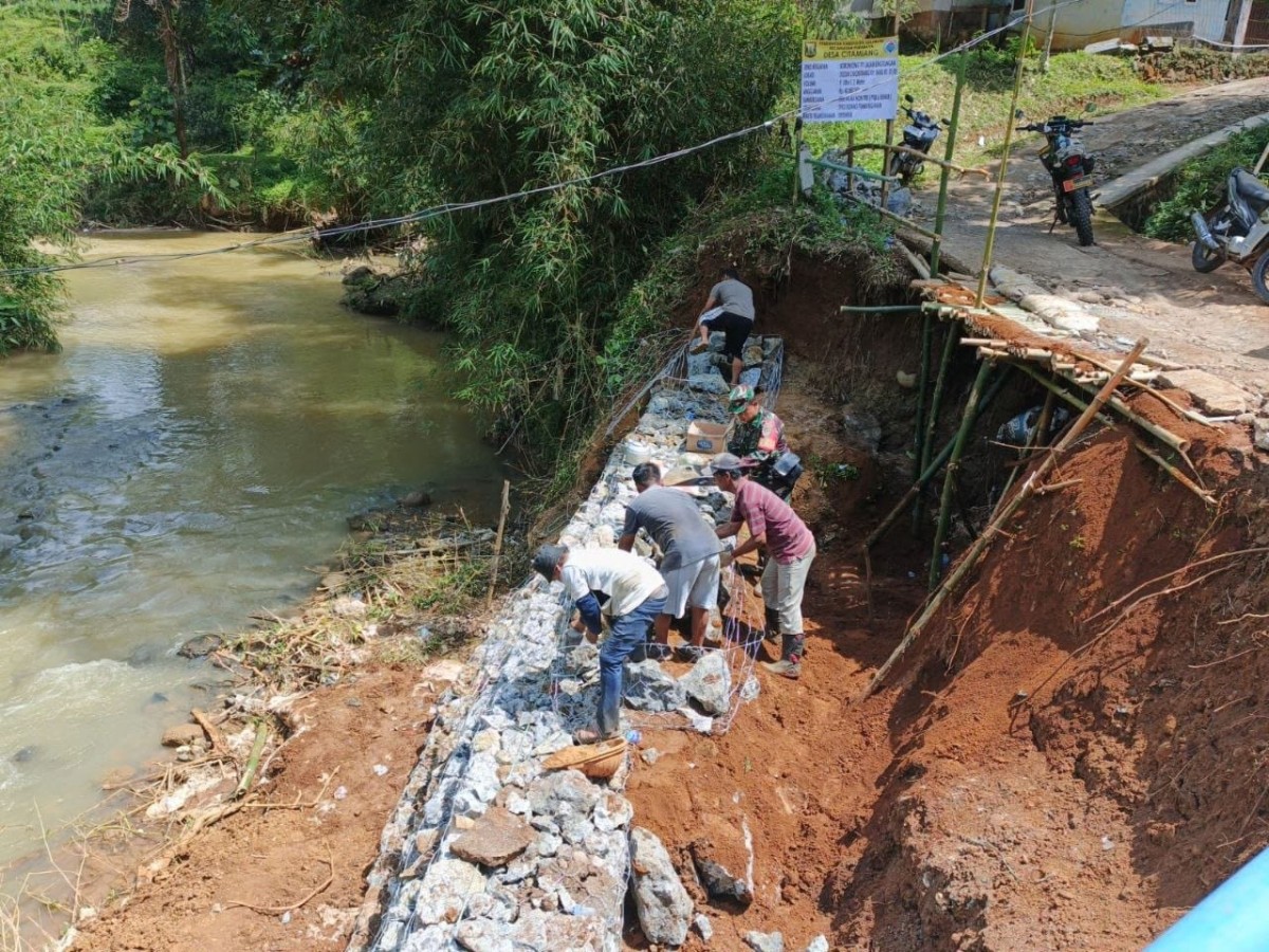 Babinsa Cimerang Bersama Warga Laksanakan Karya Bakti Pembuatan TPT