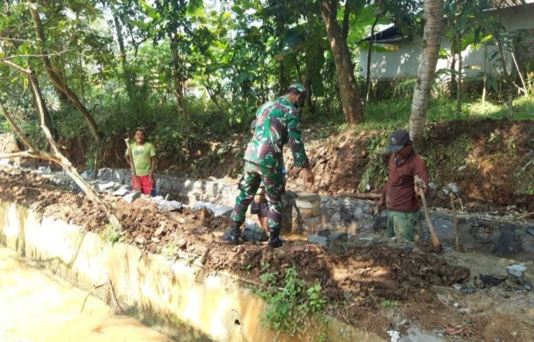 Babinsa Cilangkap Bersama Warga Laksanakan Karya Bakti Pembangunan Selokan