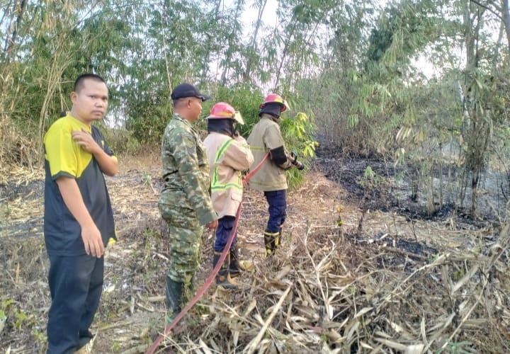 Babinsa Pabuaran Bantu Pemadaman Kebakaran Lahan di Kampung Ciroyom