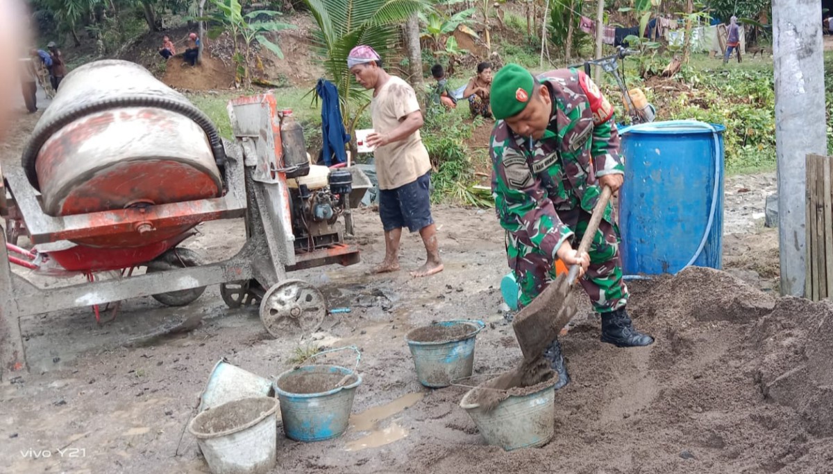 Babinsa Calingcing Bersama Warga Laksanakan Karya Bakti Pembenahan Jalan