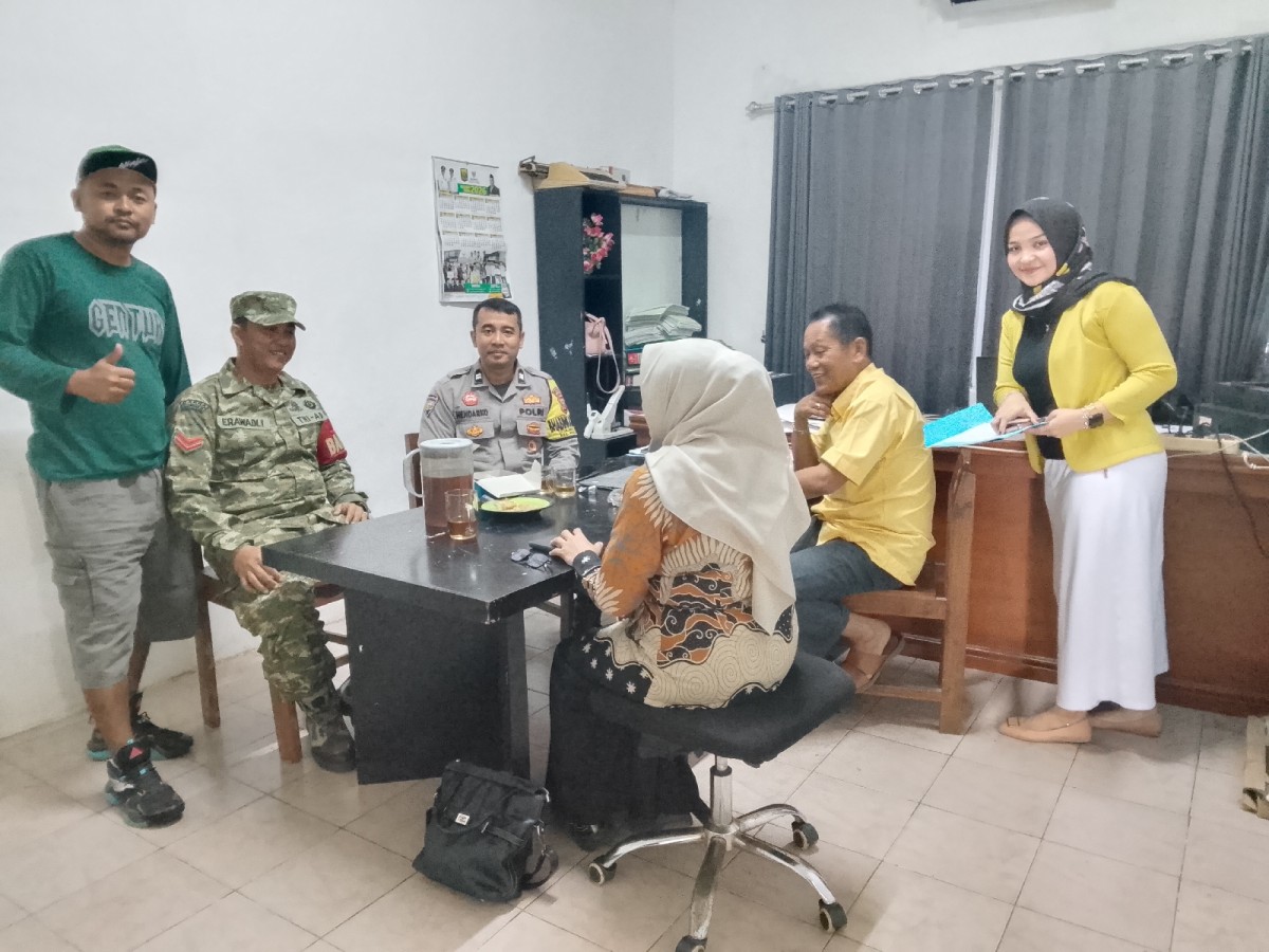 Babinsa Desa Sukamukti Laksanakan Komsos Bersama Aparatur Desa