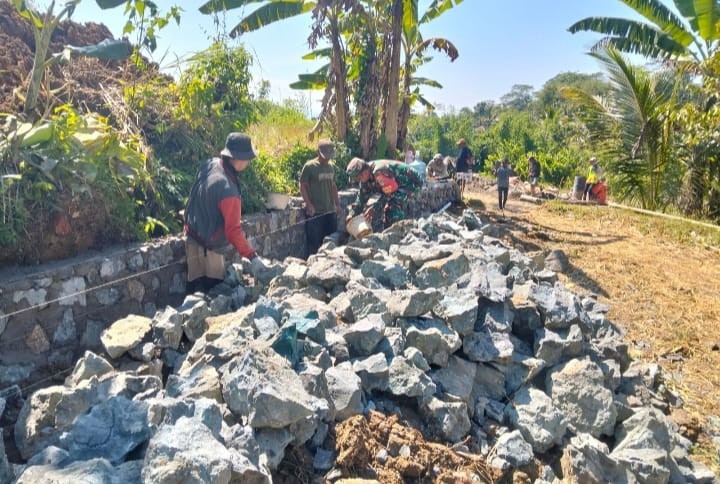 Babinsa Sukajaya Bersama Warga Laksanakan Karya Bakti di Kampung Cipatat
