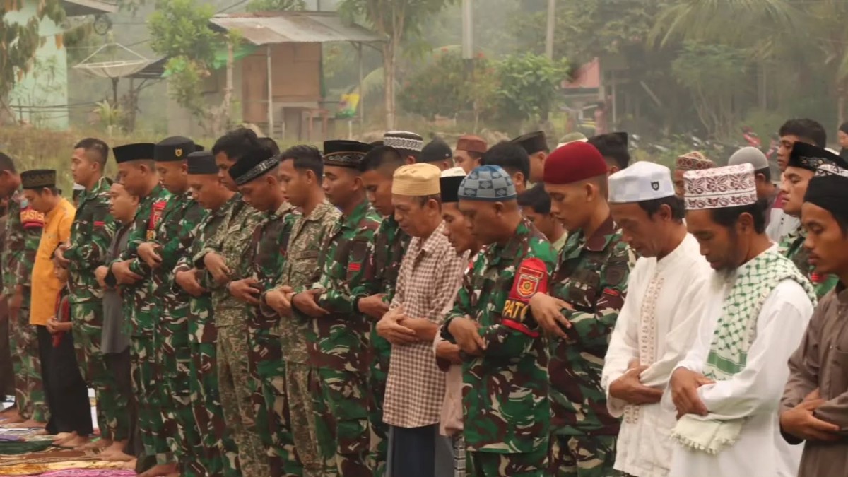 Atasi Krisis Air dan Musim Kemarau, Pos Kotis Satgas Yonarmed 13 Kostrad Gelar Sholat Istisqa Bersama Warga Badau
