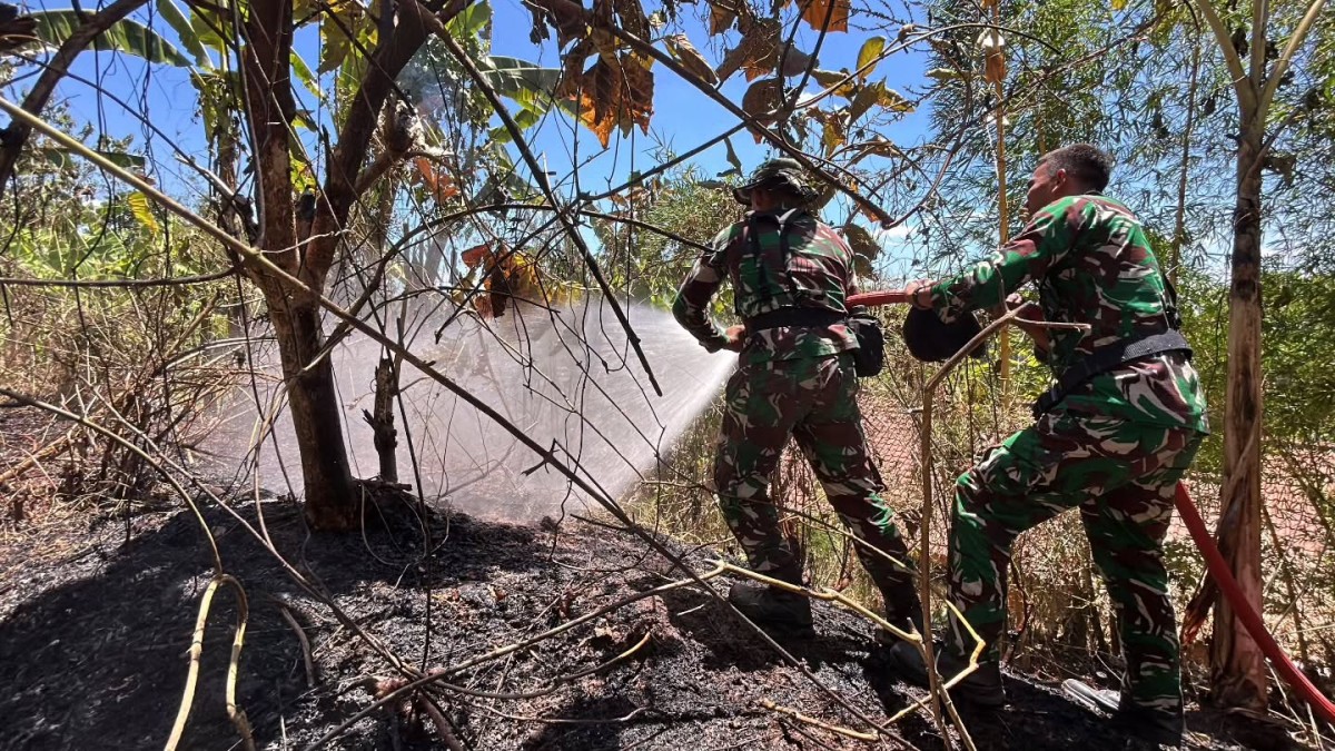 Gerak Cepat Yonif 323 Kostrad Padamkan Kebakaran Dua Titik di Kota Banjar