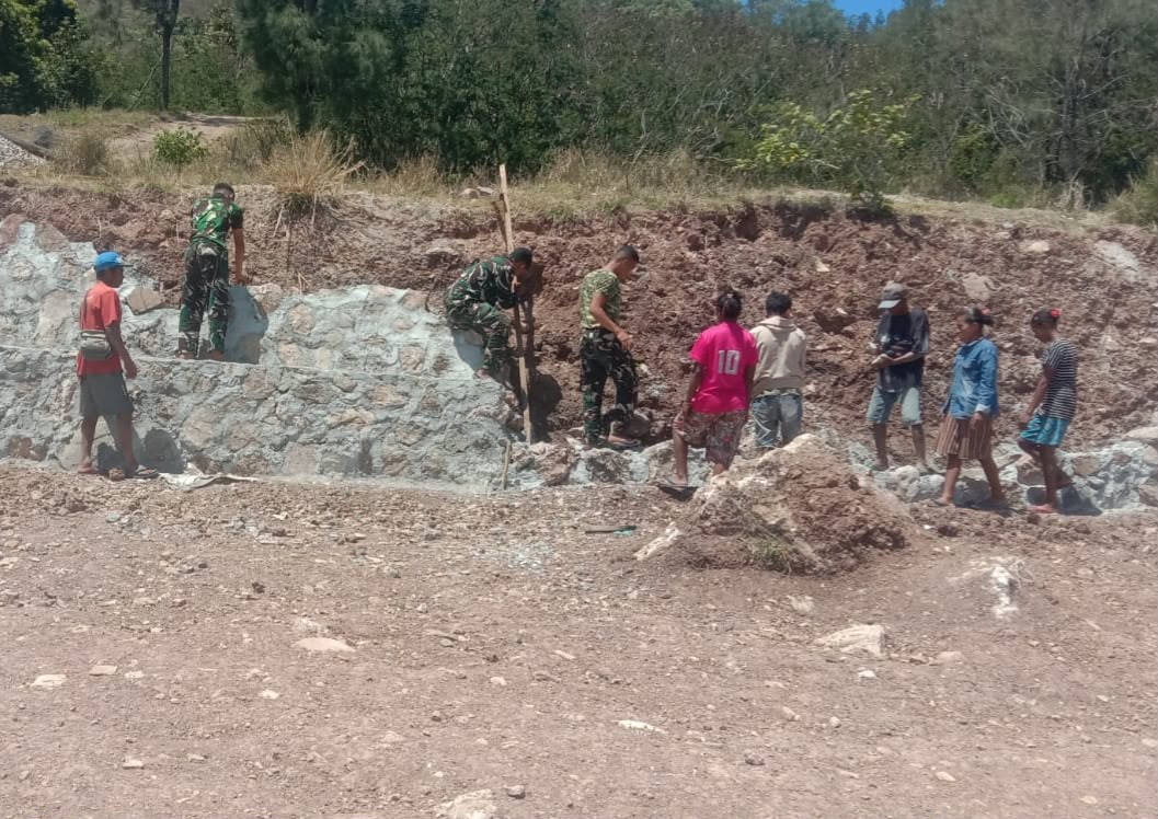 Tak Hanya Rehabilitasi Gedung, Bakti TNI AD Kodim 1618/TTU Bangun Tembok Penahan Sekolah