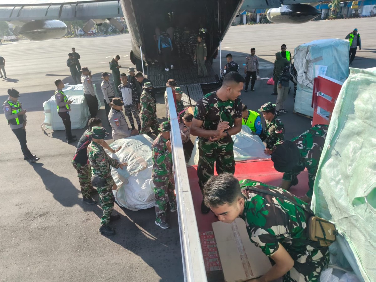 Bantuan Terus Berdatangan, Kodim 1603/Sikka Gerak Cepat Angkut Logistik dengan Truk KDKMP