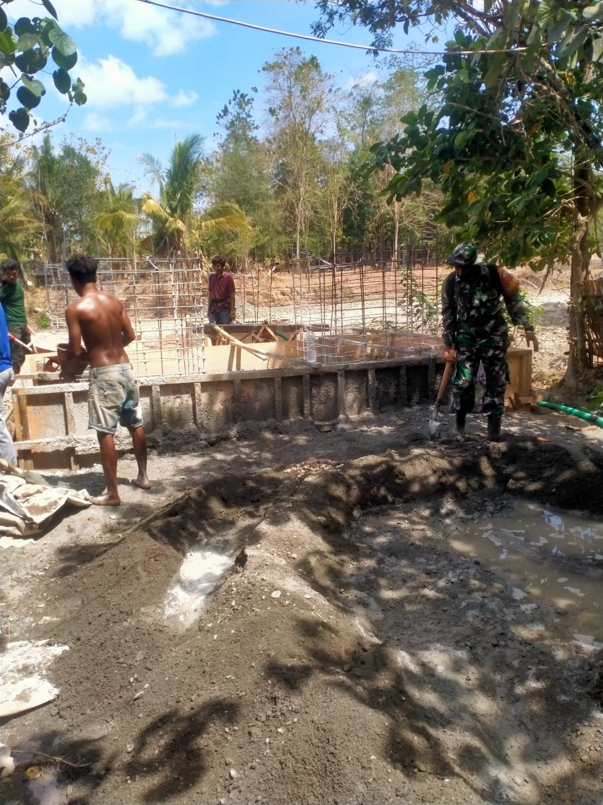 Perkuat Dukungan Pembangunan Desa, Babinsa Beru Awasi Pembangunan Jembatan Gantung
