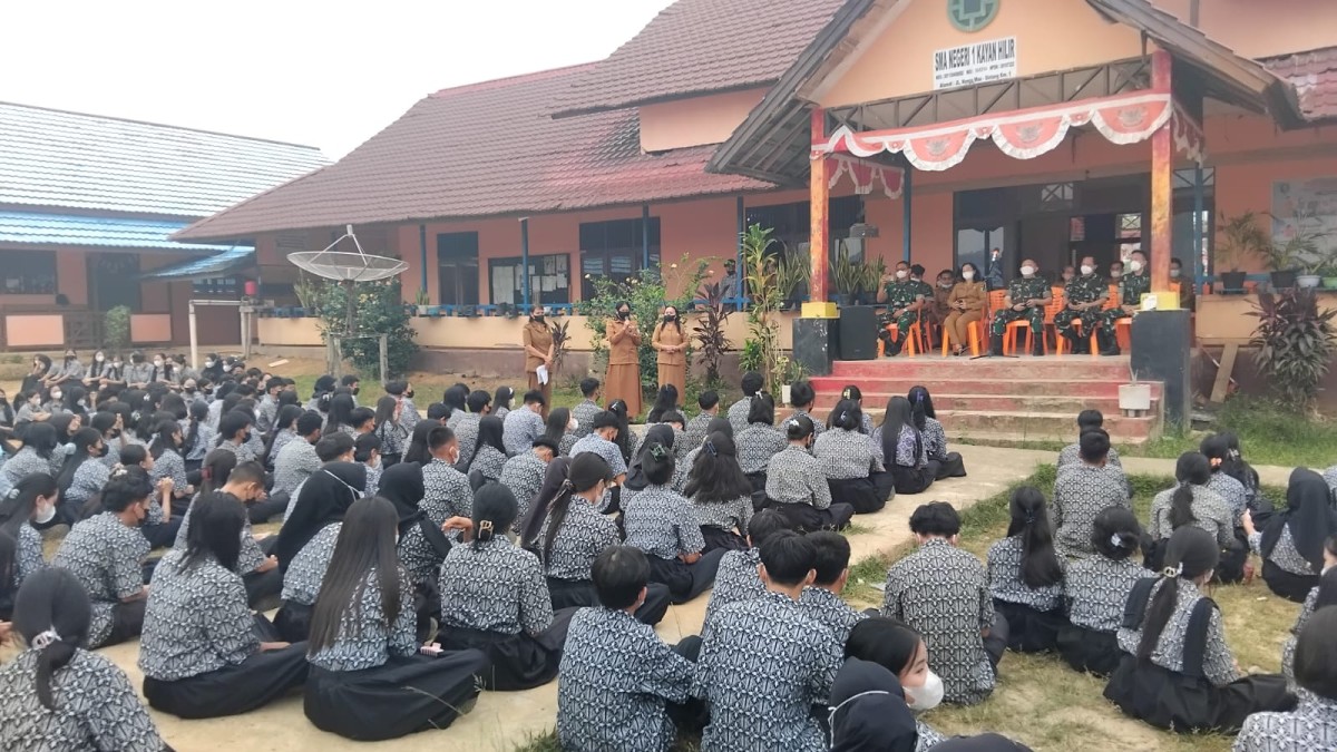 Antusias! 379 Siswa SMAN 1 Kayan Hilir Terima Penyuluhan Satgas TNI