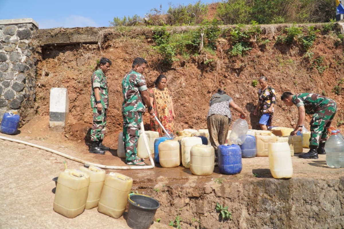TNI Hadir di Tengah Kesulitan Warga, Kodim 0706/Temanggung Salurkan 5.000 Liter Air Bersih ke Dusun Jagang