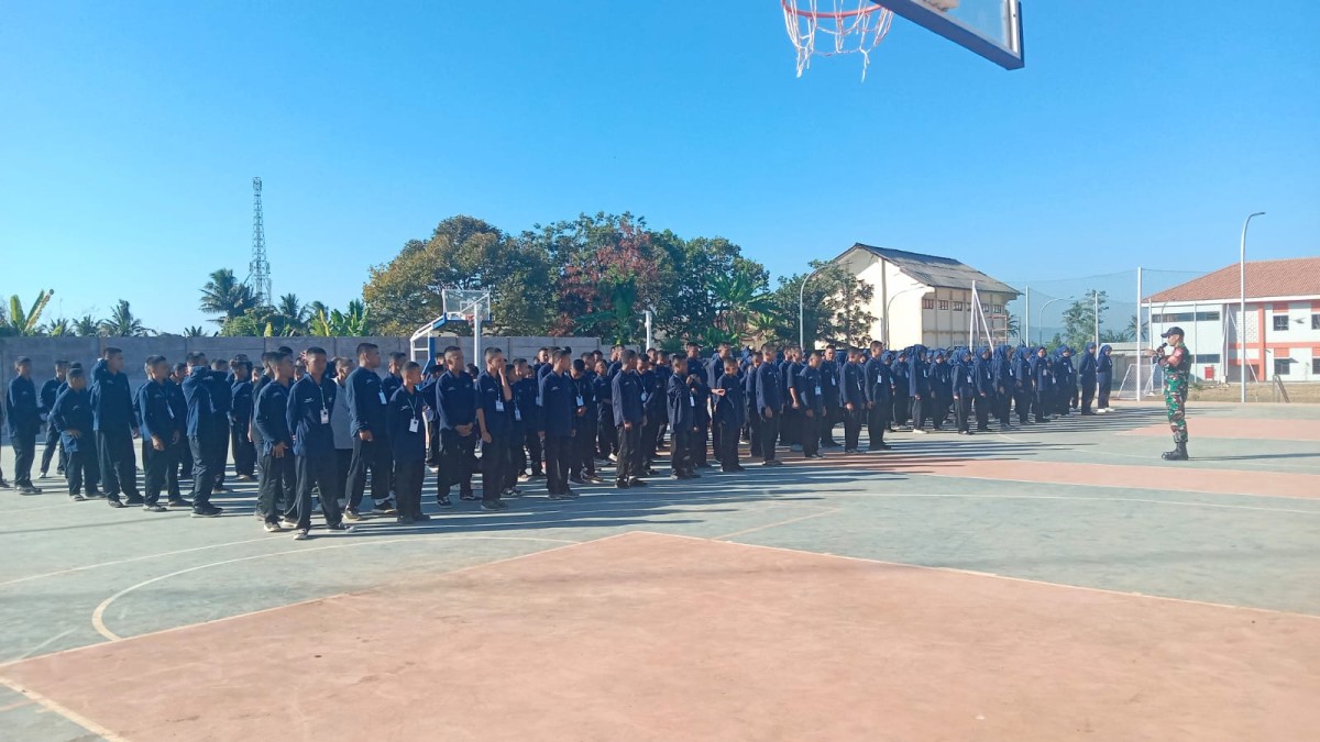 Babinsa Koramil 13/Majenang Ambil Apel Pagi Siswa Sekolah Rakyat Cilacap