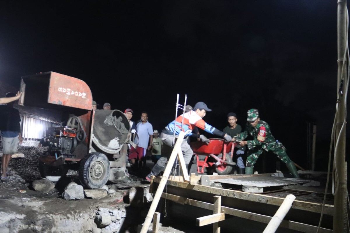 TNI dan Masyarakat Kerja Malam Bangun Jembatan Beton Garuda