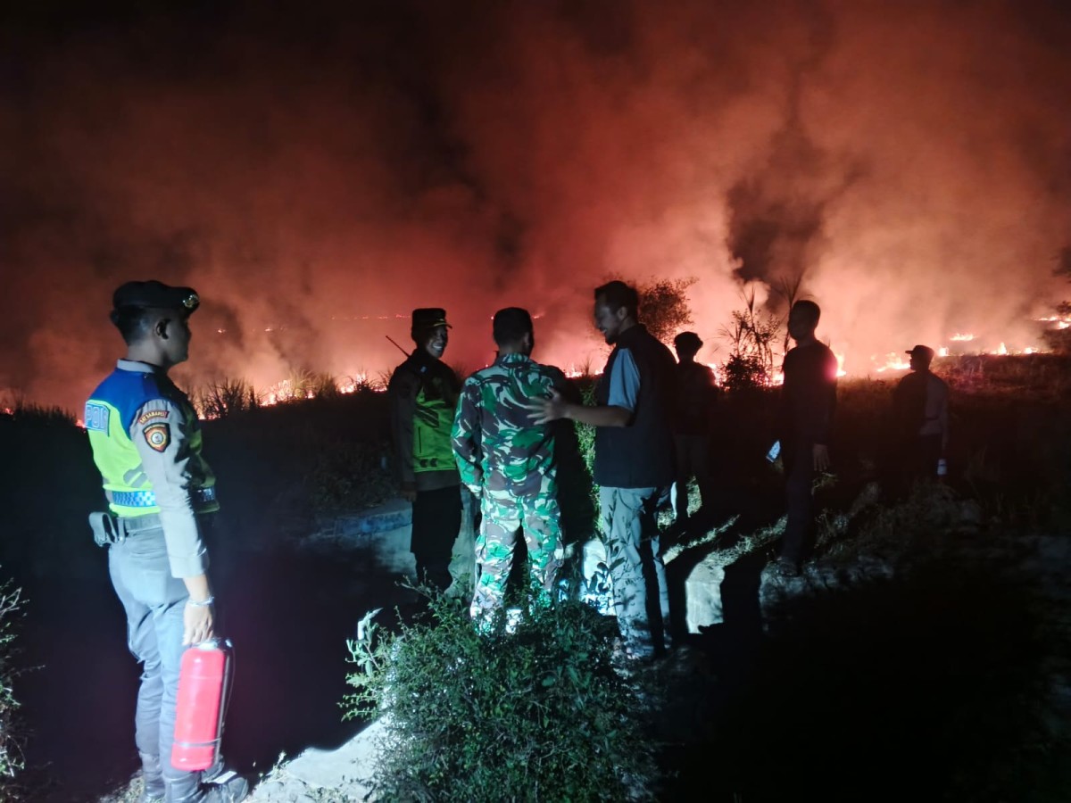 Babinsa Koramil 11/Pangkah Sigap Tangani Kebakaran Lahan Tebu di Penusupan