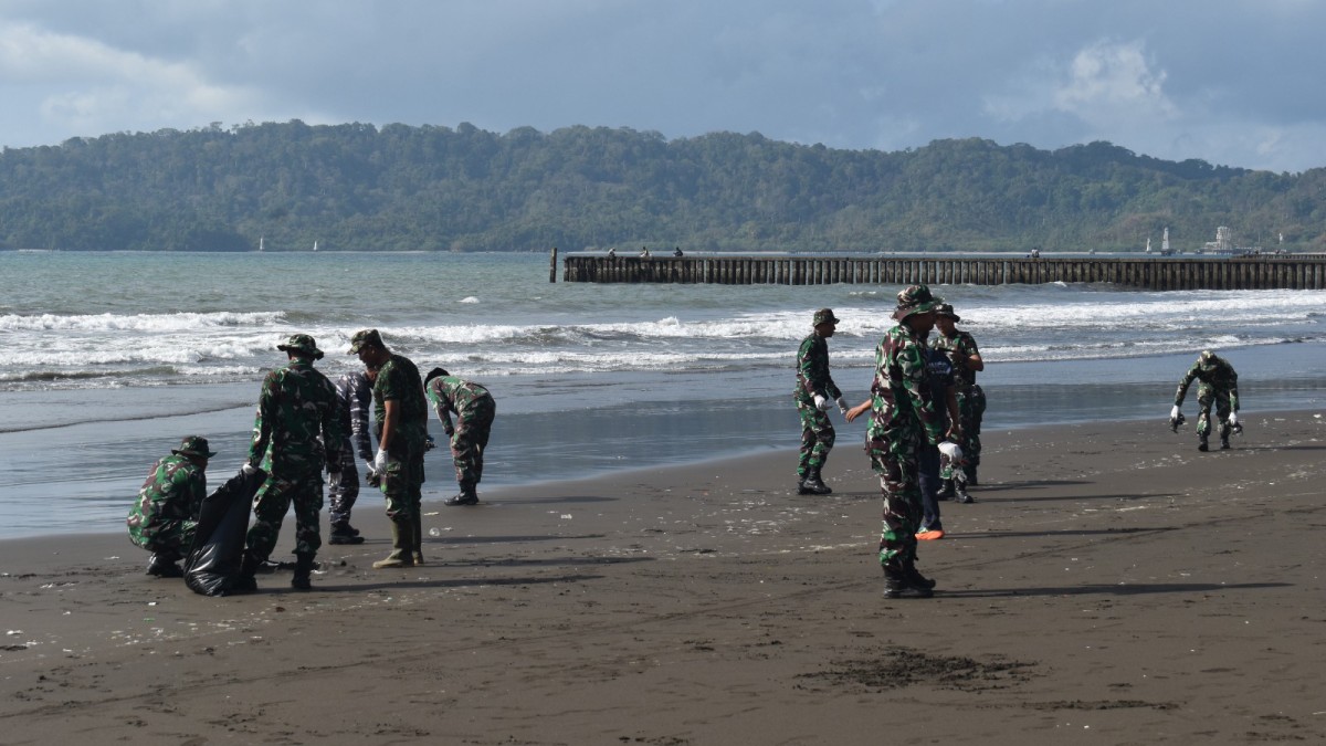 Kodim 0703/Cilacap Dukung Aksi Bersih Pantai Teluk Penyu Sambut HUT ke-81 TNI AL