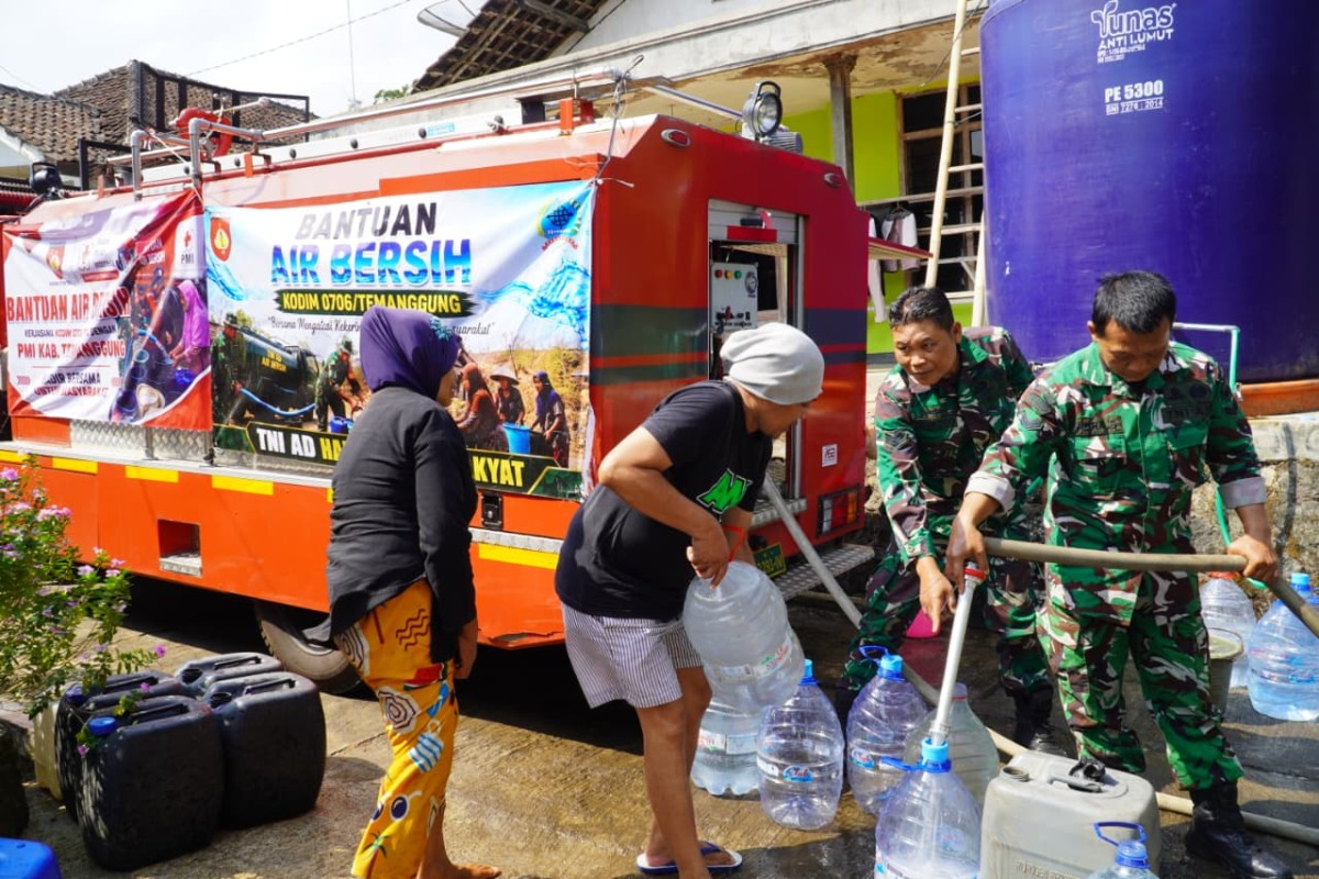 Saat Air Menjadi Kebutuhan Utama, Babinsa Kodim Temanggung Turun Tangan Bantu 400 Keluarga