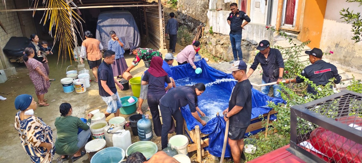 Kodim 0704/Banjarnegara kembali hadir membantu warga dengan menyalurkan bantuan air bersih