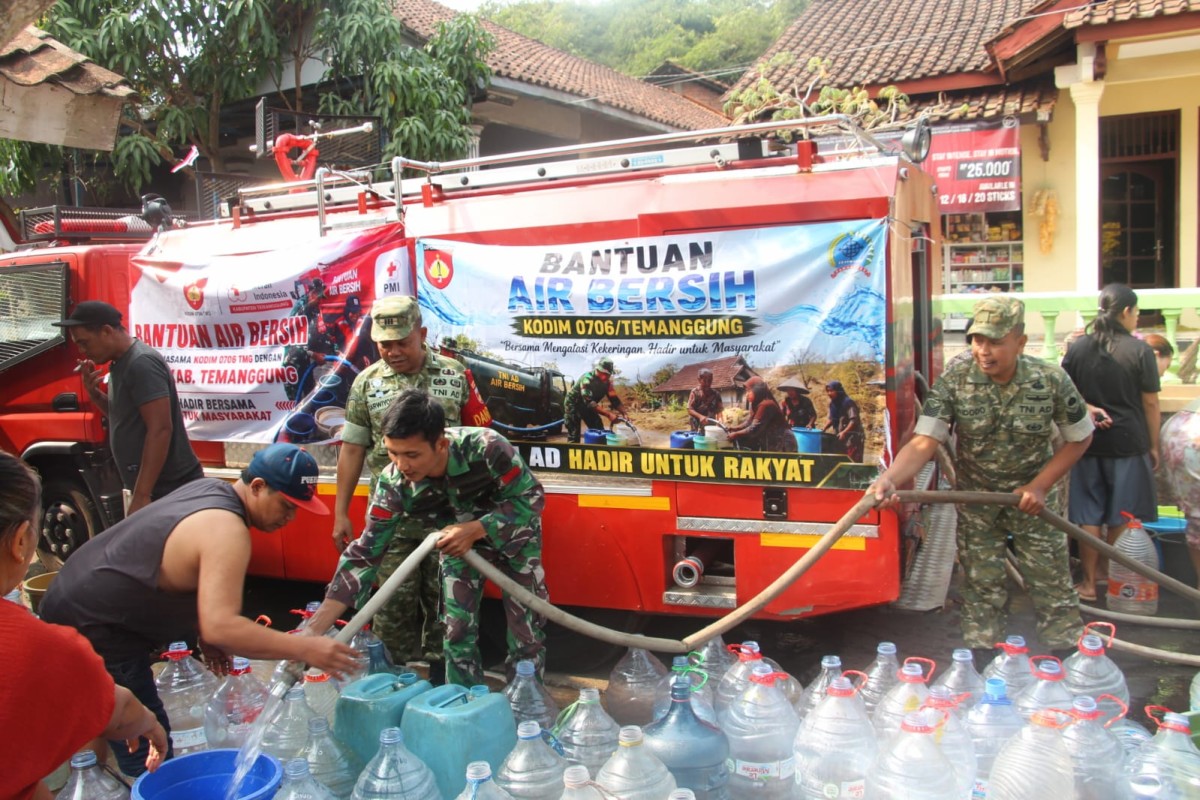 Kodim 0706/Temanggung dan PMI Salurkan 5.000 Liter Air Bersih, Ringankan Kebutuhan Warga Kemloko