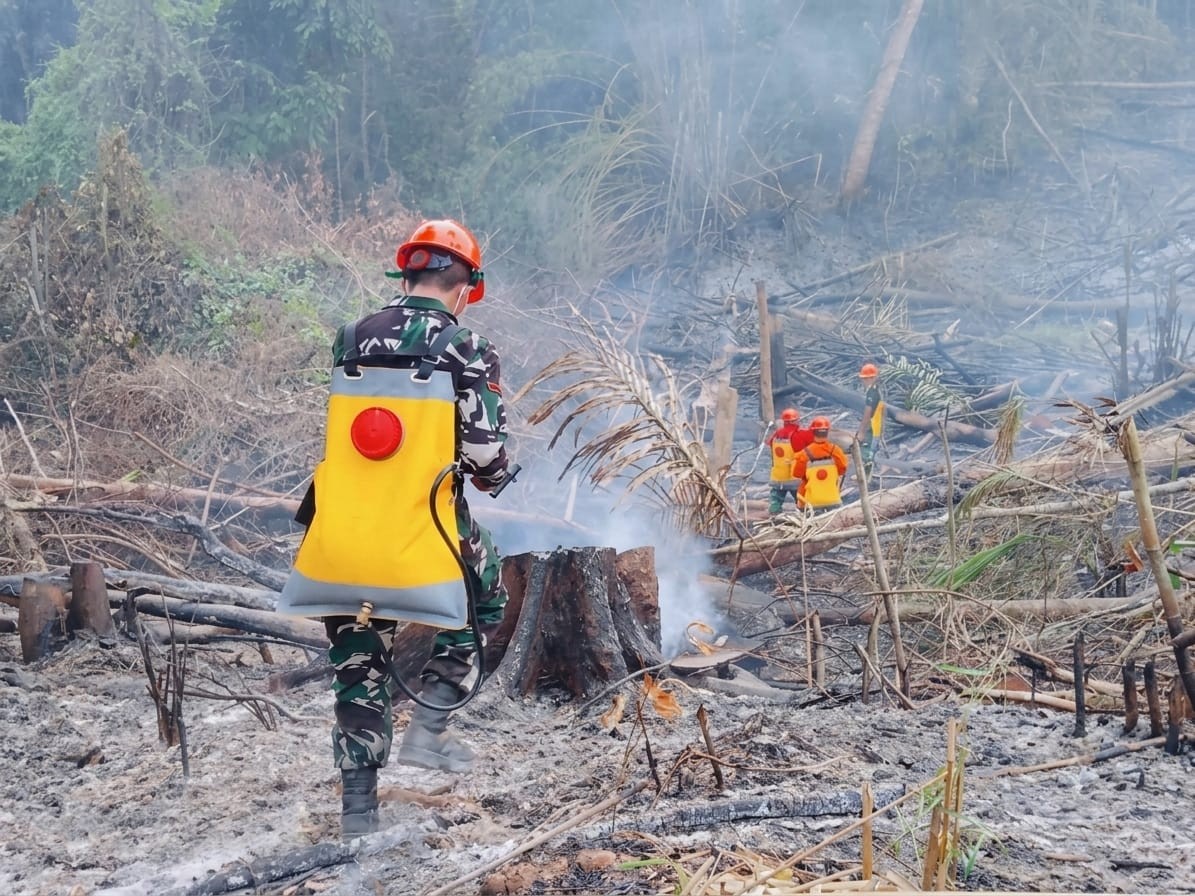 Cegah Karhutla, Koramil 1204-16/Sekadau Hulu Bersama Pasukan Gabungan Patroli dan Padamkan Titik Api
