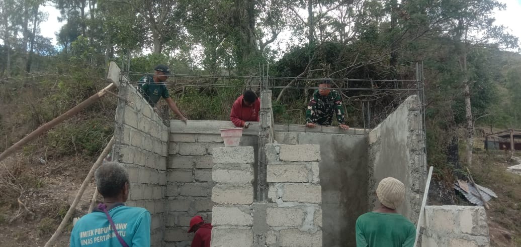 Lengkapi Fasilitas Rumah Ibadah, Bakti TNI AD Kodim 1618/TTU Bangun MCK di Oelmuke
