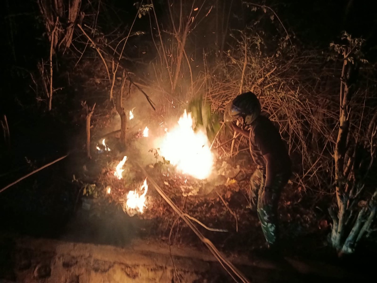 Waspada Karhutla, Babinsa Kodim 1618/TTU Tunjukkan Respons Cepat di Desa Tapenpah