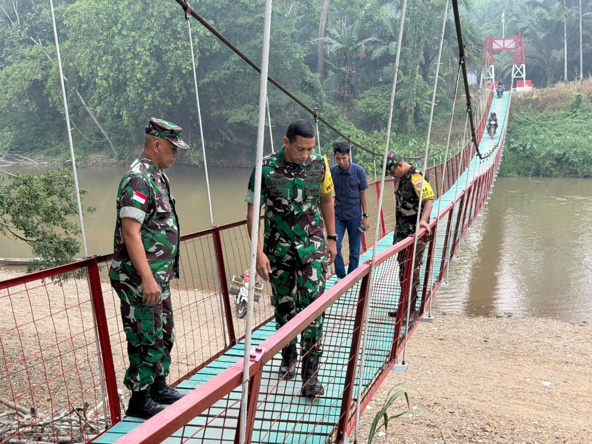 Kodim 1204/Sanggau Dampingi Tim Wasev STERAD Tinjau Jembatan Perintis Garuda di Sekayam