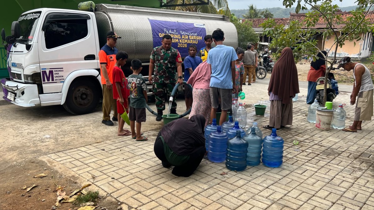 Peduli Kebutuhan Warga, Babinsa Buntu Dampingi Penyaluran Air Bersih