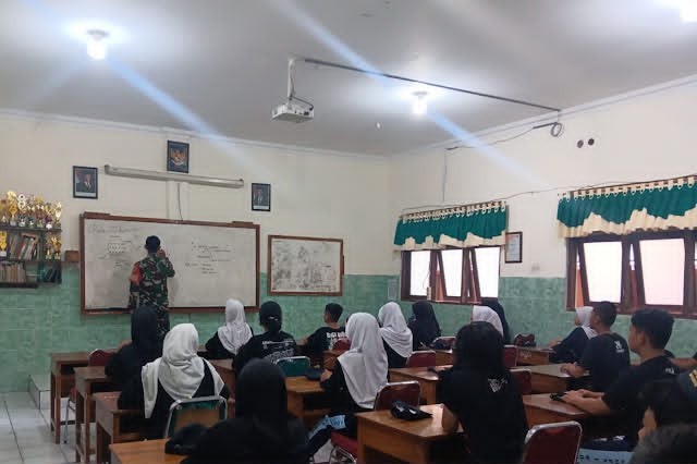 Babinsa Masuk Sekolah, Tanamkan Disiplin dan Wawasan Kebangsaan kepada Siswa SMPN 1 Wonogiri