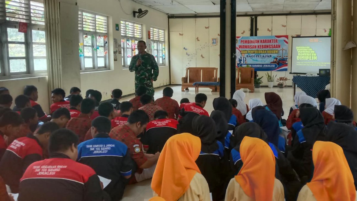 Perkuat Karakter Generasi Muda, Danramil 02/Jeruklegi Beri Materi Wawasan Kebangsaan