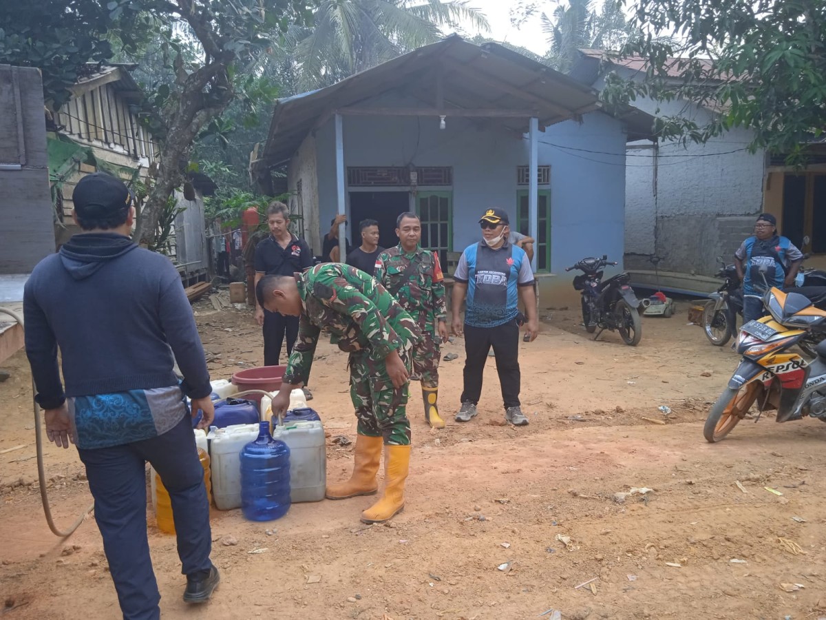 Kodim 1204/Sanggau Bersama Unsur Terkait Salurkan 6.000 Liter Air Bersih kepada Warga Desa Bagan Asam